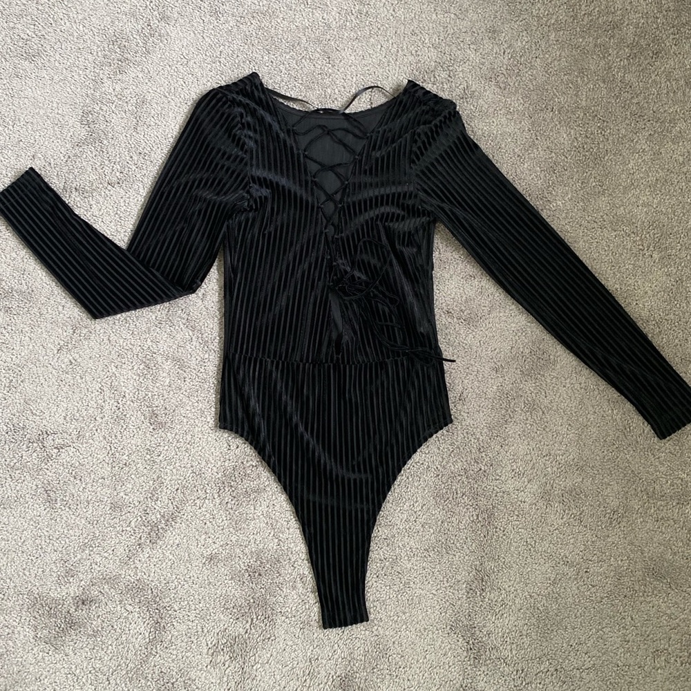 Long sleeves bodysuit with front detail